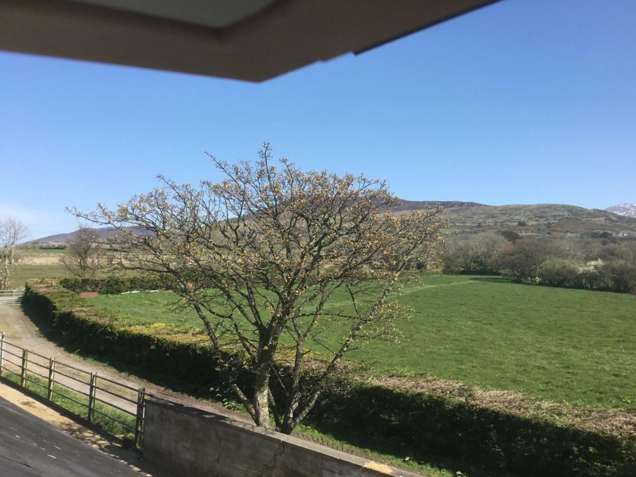 Tyddyn Perthi Farm Villa ลานเบอริส ภายนอก รูปภาพ